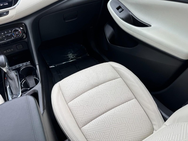 Buick Encore GX Vehicle Full-screen Gallery Image 15