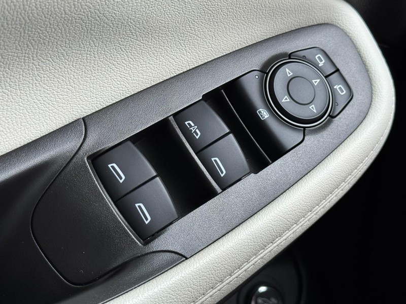 Buick Encore GX Vehicle Full-screen Gallery Image 23
