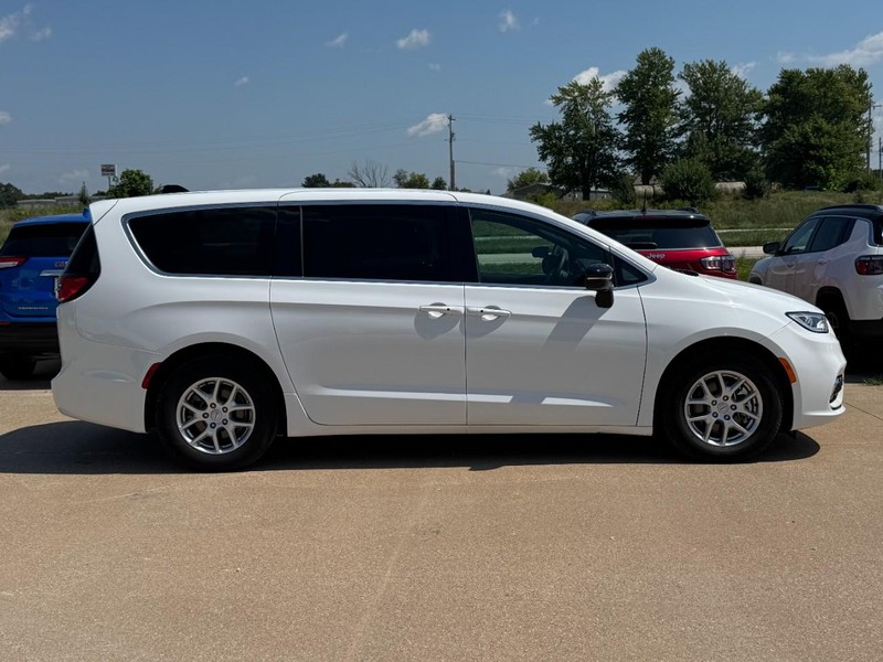 Chrysler Pacifica Vehicle Image 02