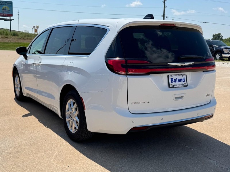 Chrysler Pacifica Vehicle Image 06