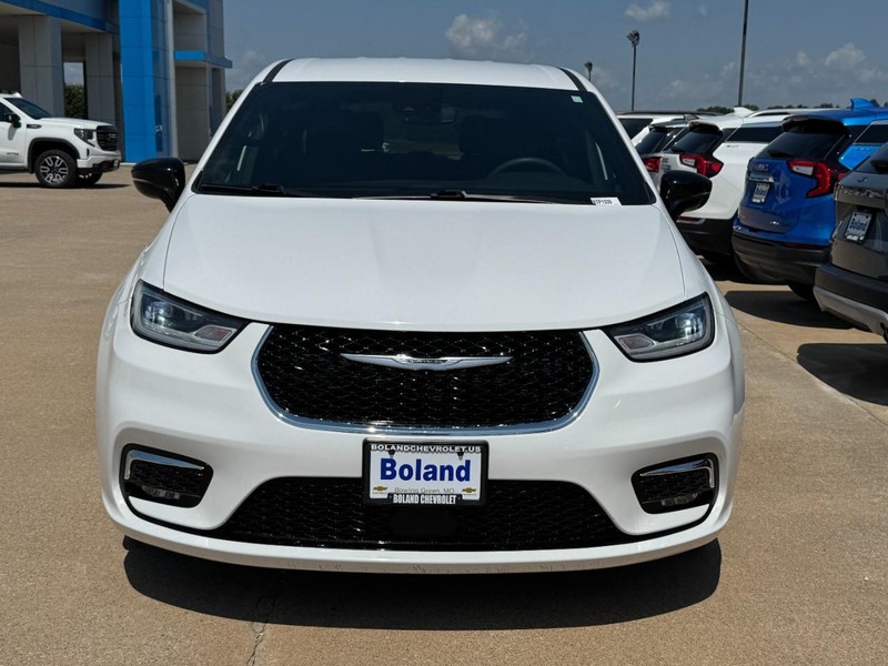Chrysler Pacifica Vehicle Image 09