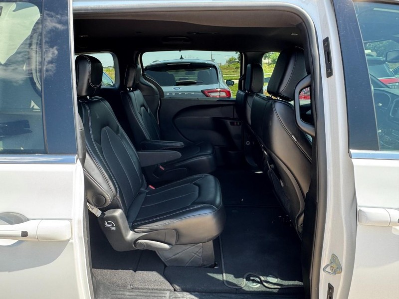 Chrysler Pacifica Vehicle Image 10