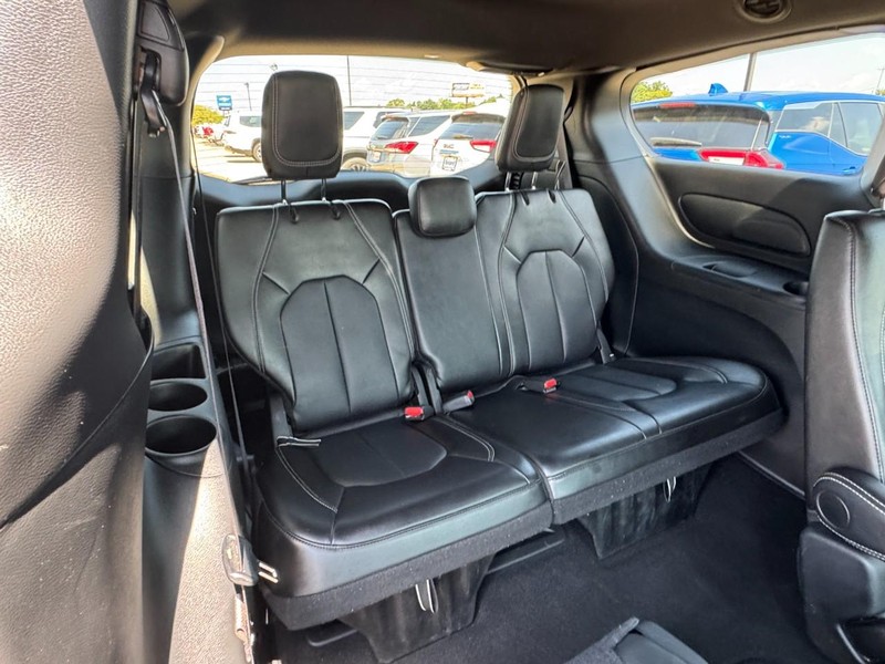 Chrysler Pacifica Vehicle Image 11