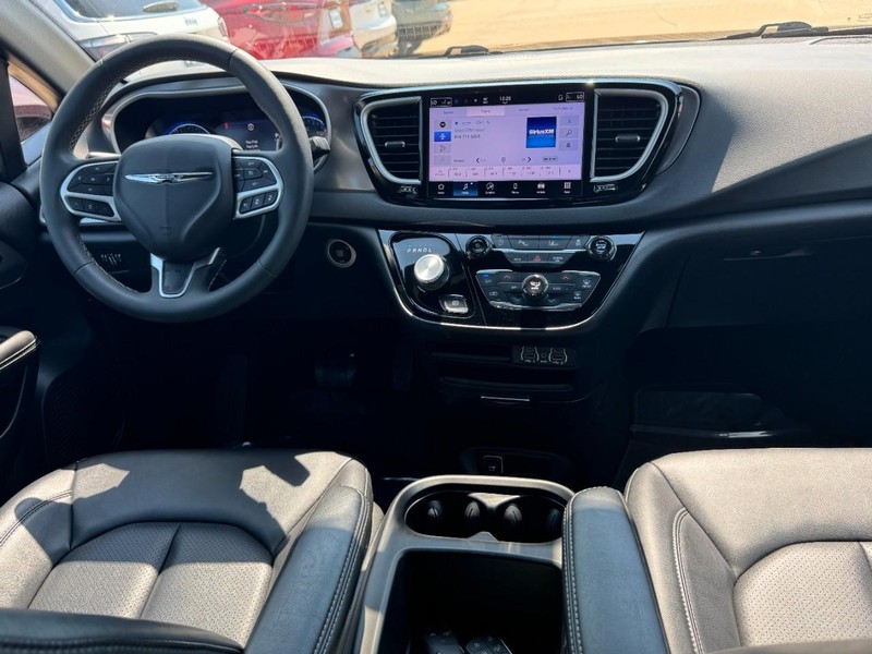 Chrysler Pacifica Vehicle Image 12