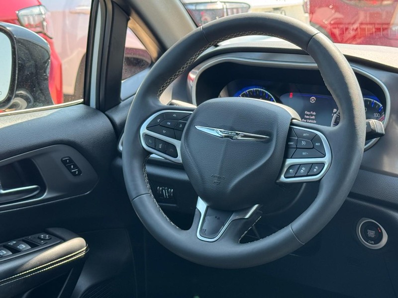 Chrysler Pacifica Vehicle Image 13