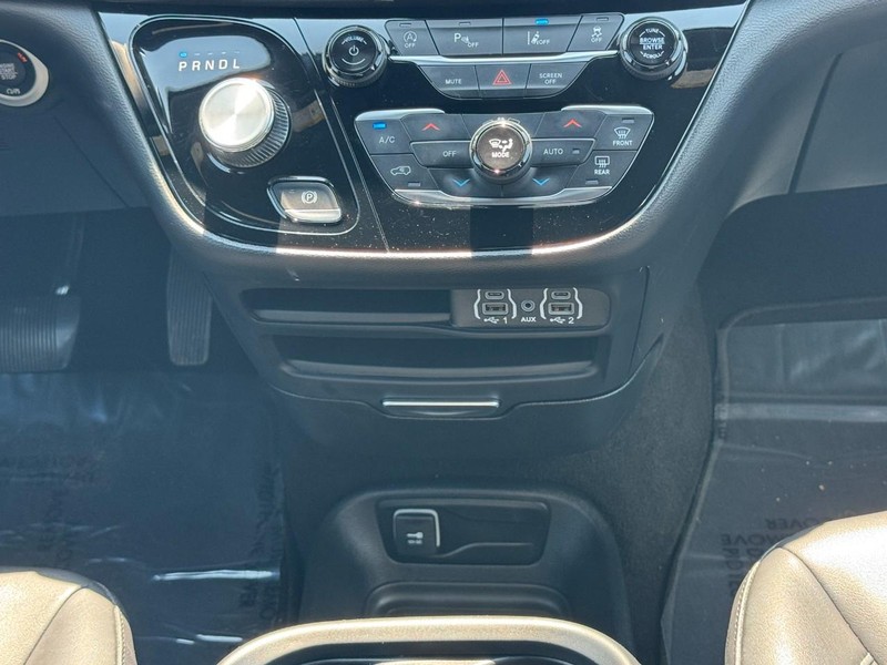 Chrysler Pacifica Vehicle Image 15