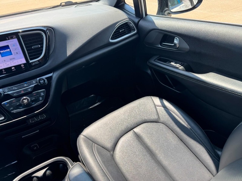 Chrysler Pacifica Vehicle Image 16