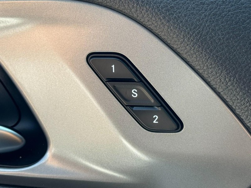 Chrysler Pacifica Vehicle Image 17