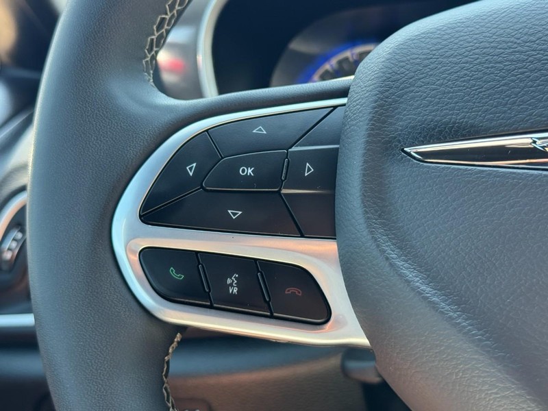 Chrysler Pacifica Vehicle Image 18