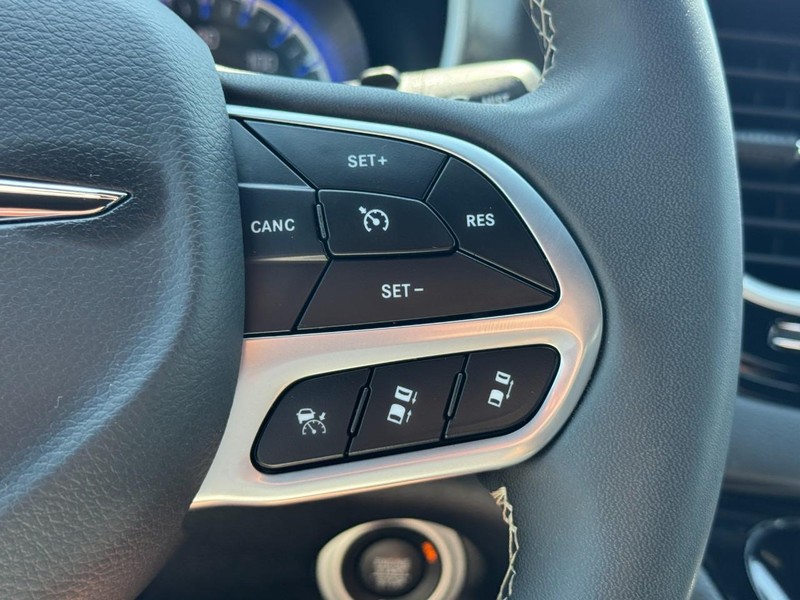 Chrysler Pacifica Vehicle Image 19