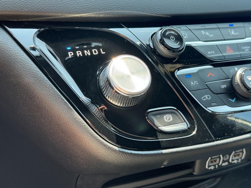 Chrysler Pacifica Vehicle Image 21