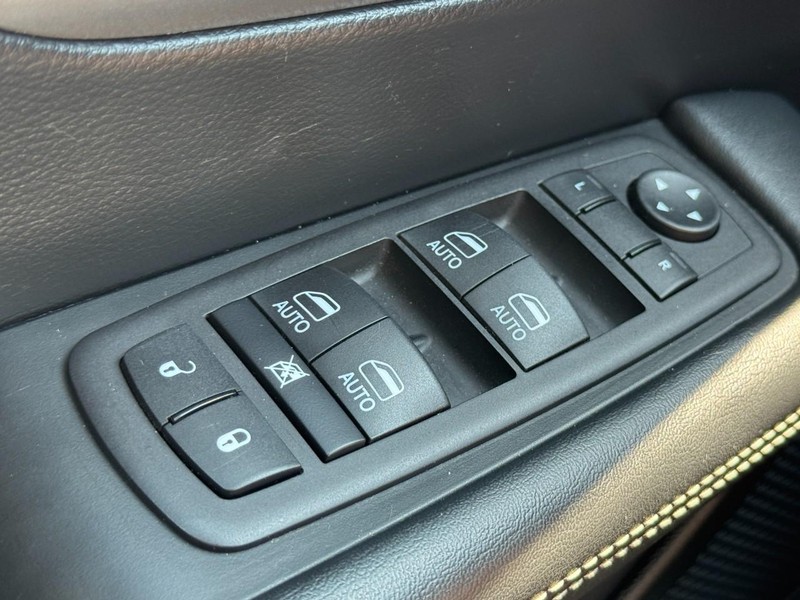 Chrysler Pacifica Vehicle Image 24