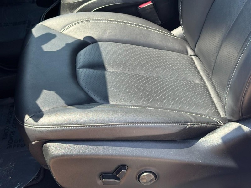 Chrysler Pacifica Vehicle Image 25
