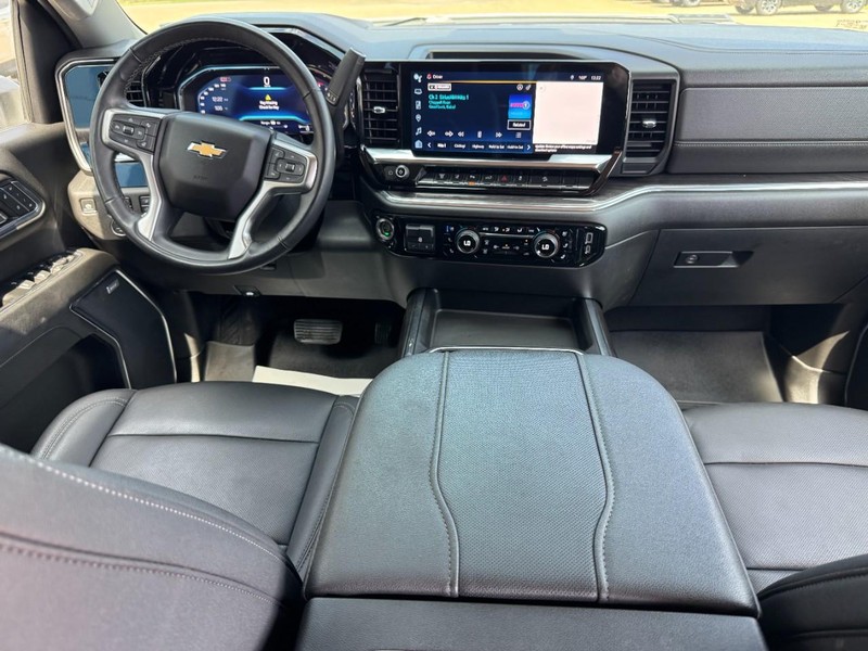 Chevrolet Silverado 2500HD Vehicle Image 11