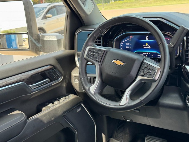 Chevrolet Silverado 2500HD Vehicle Image 12