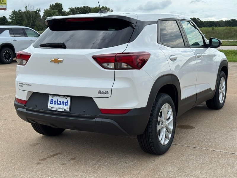 Chevrolet TrailBlazer Vehicle Image 03