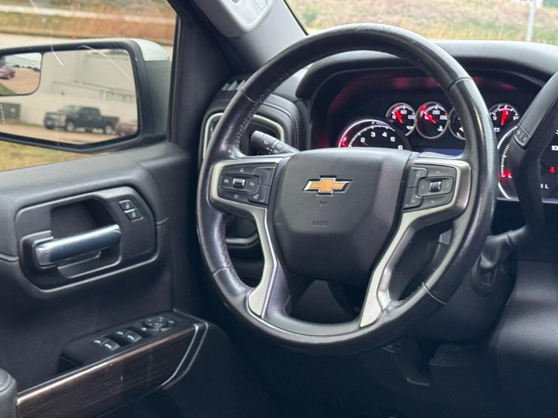 Chevrolet Silverado 1500 Vehicle Full-screen Gallery Image 12