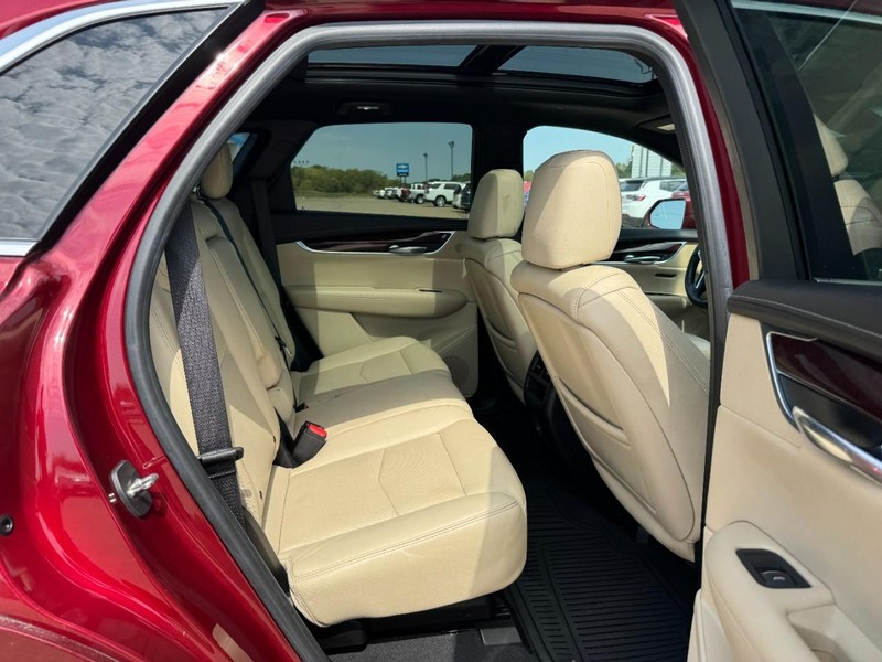 Cadillac XT5 Vehicle Image 10