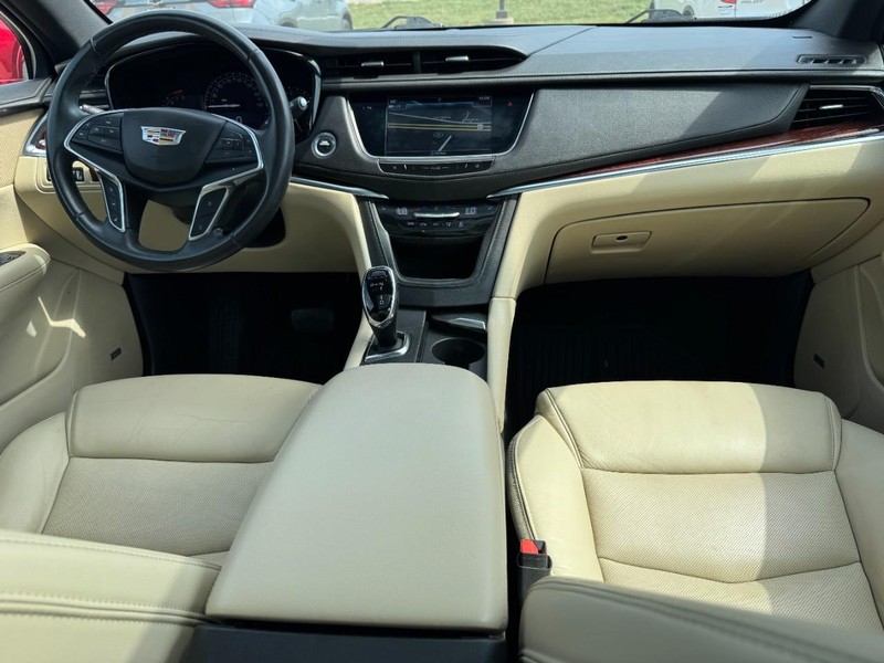 Cadillac XT5 Vehicle Image 11