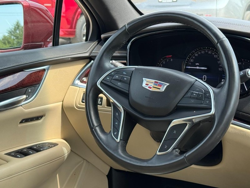 Cadillac XT5 Vehicle Image 12