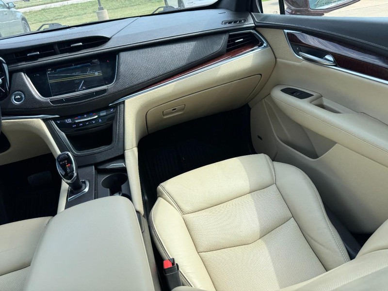 Cadillac XT5 Vehicle Image 15