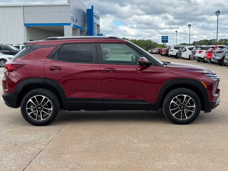 Chevrolet TrailBlazer Vehicle Image 02