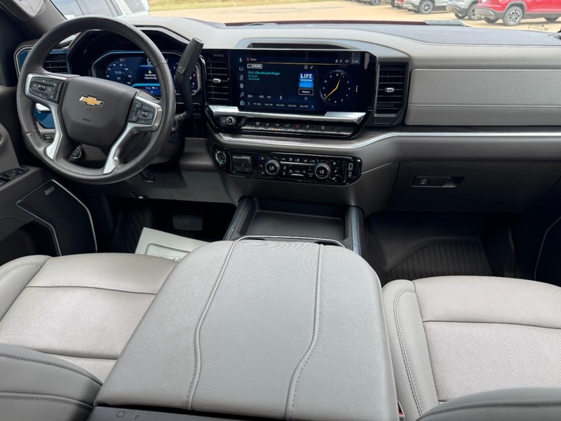 Chevrolet Silverado 2500HD Vehicle Image 11
