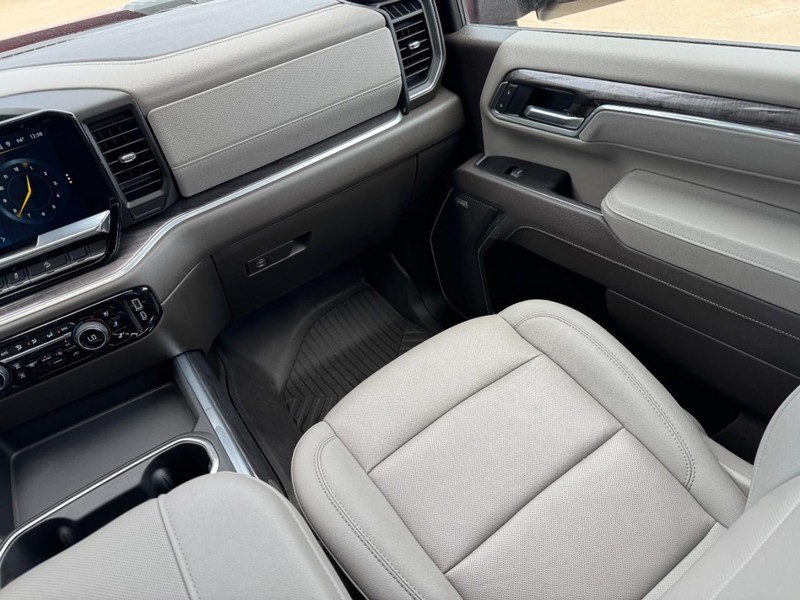 Chevrolet Silverado 2500HD Vehicle Image 15