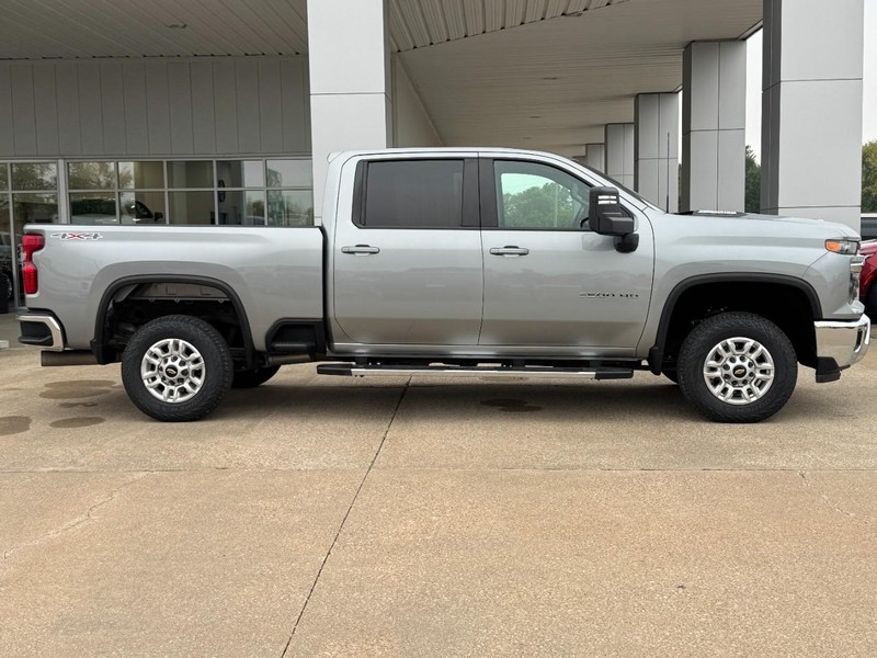 Chevrolet Silverado 2500HD Vehicle Full-screen Gallery Image 02