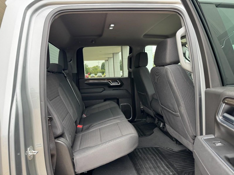 Chevrolet Silverado 2500HD Vehicle Full-screen Gallery Image 10