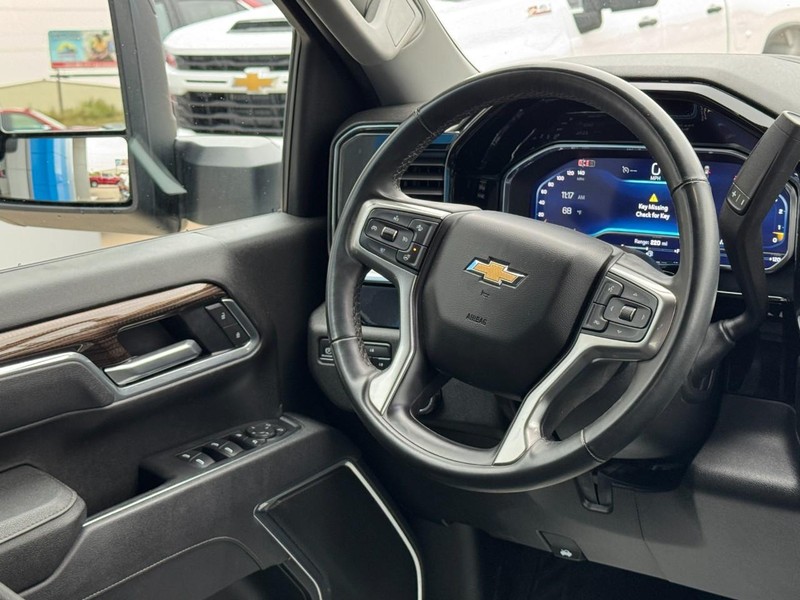 Chevrolet Silverado 2500HD Vehicle Full-screen Gallery Image 12