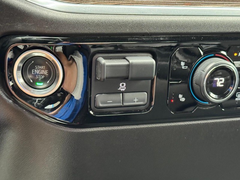 Chevrolet Silverado 2500HD Vehicle Full-screen Gallery Image 19