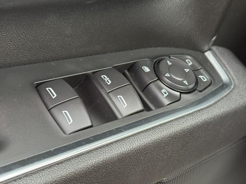 Chevrolet Silverado 2500HD Vehicle Full-screen Gallery Image 21