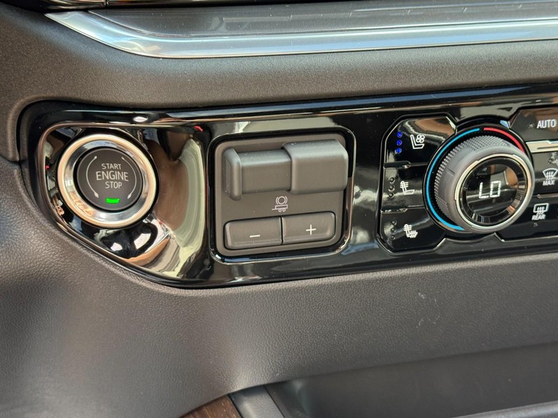 Chevrolet Silverado 3500HD Vehicle Image 14
