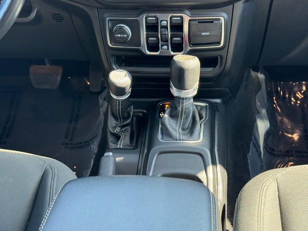 Jeep Wrangler Vehicle Full-screen Gallery Image 16