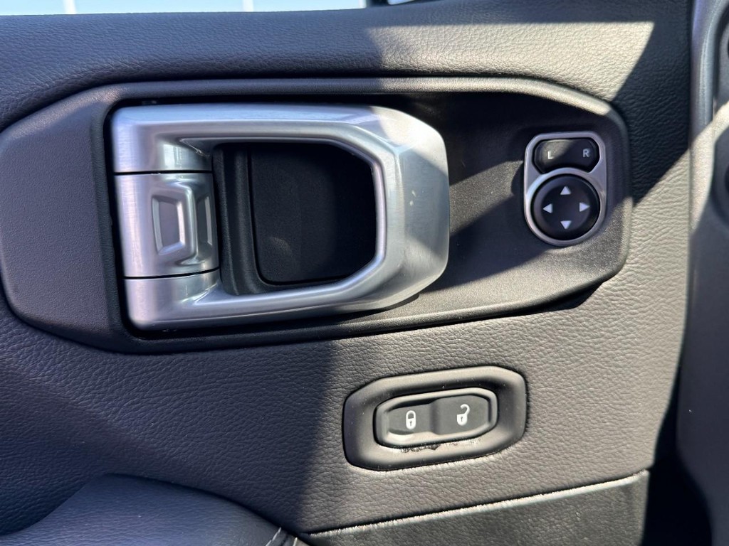 Jeep Wrangler Vehicle Full-screen Gallery Image 18