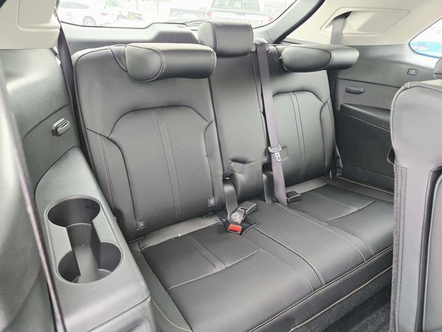 Mazda CX-90 PHEV Vehicle Full-screen Gallery Image 13