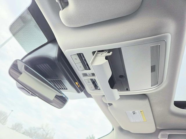 Mazda CX-90 PHEV Vehicle Full-screen Gallery Image 31