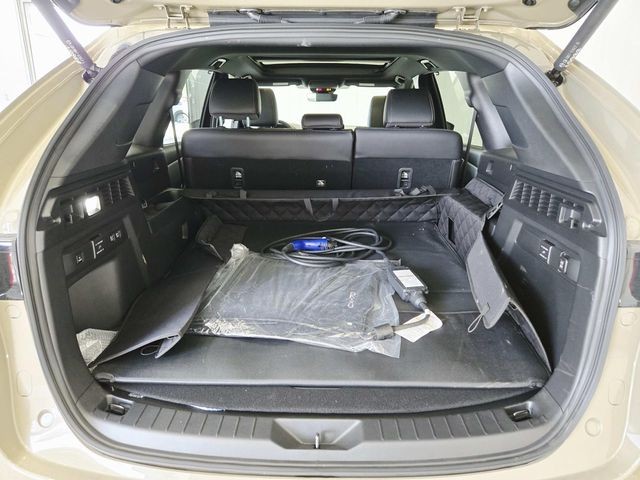 Mazda CX-70 PHEV Vehicle Full-screen Gallery Image 11
