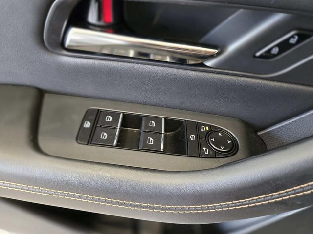 Mazda CX-70 PHEV Vehicle Full-screen Gallery Image 33