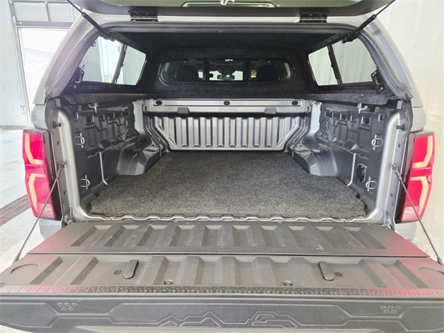 Chevrolet Colorado Vehicle Full-screen Gallery Image 11