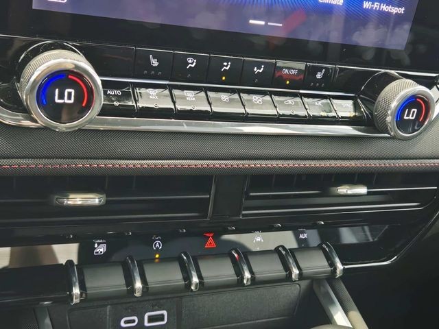 Chevrolet Colorado Vehicle Full-screen Gallery Image 24