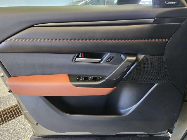 Mazda CX-50 Vehicle Full-screen Gallery Image 26