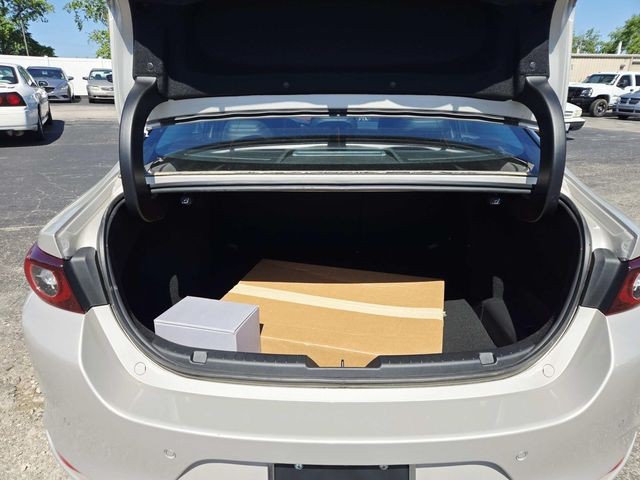 Mazda Mazda3 Vehicle Full-screen Gallery Image 11