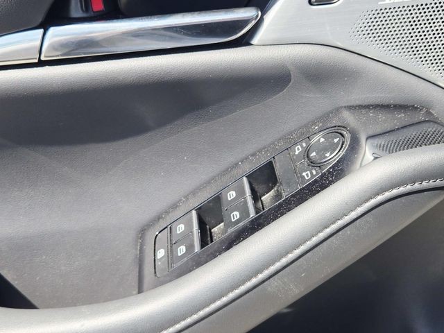 Mazda Mazda3 Vehicle Full-screen Gallery Image 33