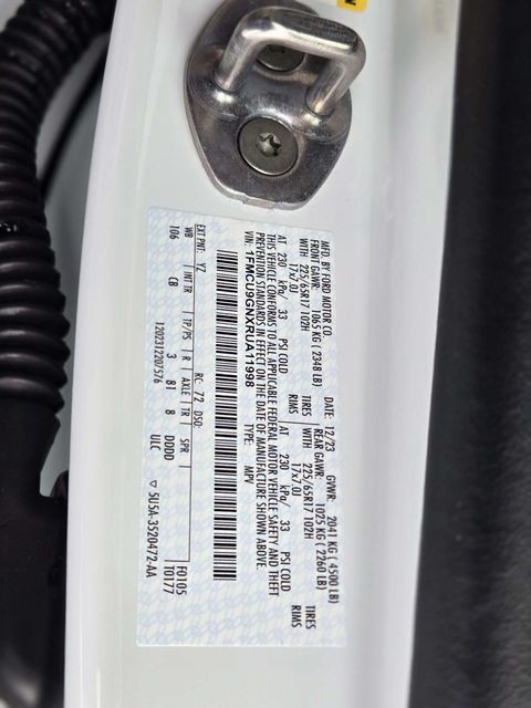 Ford Escape Vehicle Full-screen Gallery Image 33