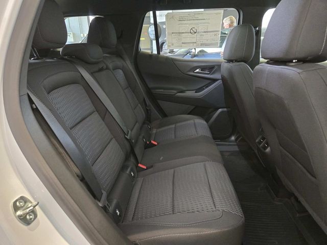 Chevrolet Equinox Vehicle Full-screen Gallery Image 11