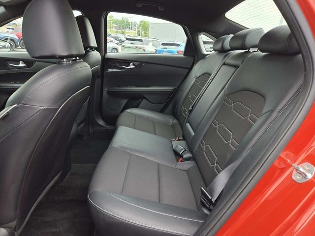 Kia Forte Vehicle Full-screen Gallery Image 09