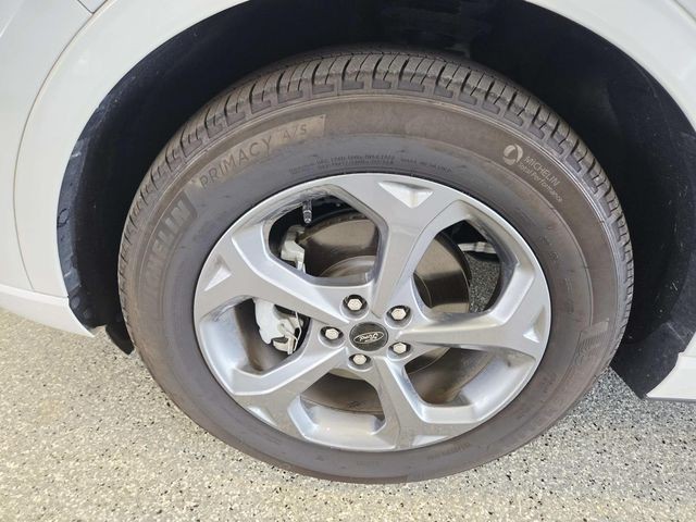 Ford Escape Vehicle Full-screen Gallery Image 15