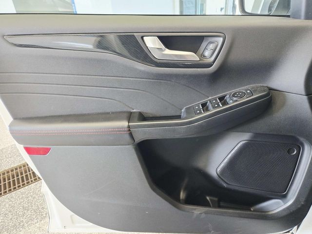 Ford Escape Vehicle Full-screen Gallery Image 31